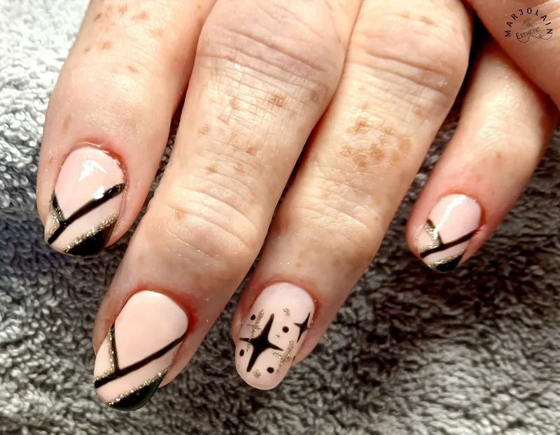 Gainage-renfo sur ongles naturels nail art élaboré